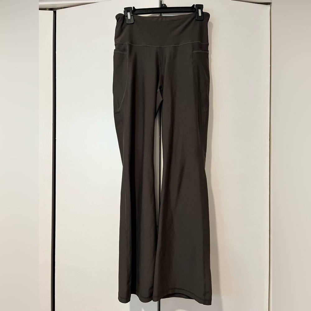 Old Navy Women’s Powersoft Flare Leggings- Size Large